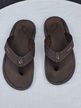 OluKai Brown Leather Thong Sandals with Contrast Stitching
